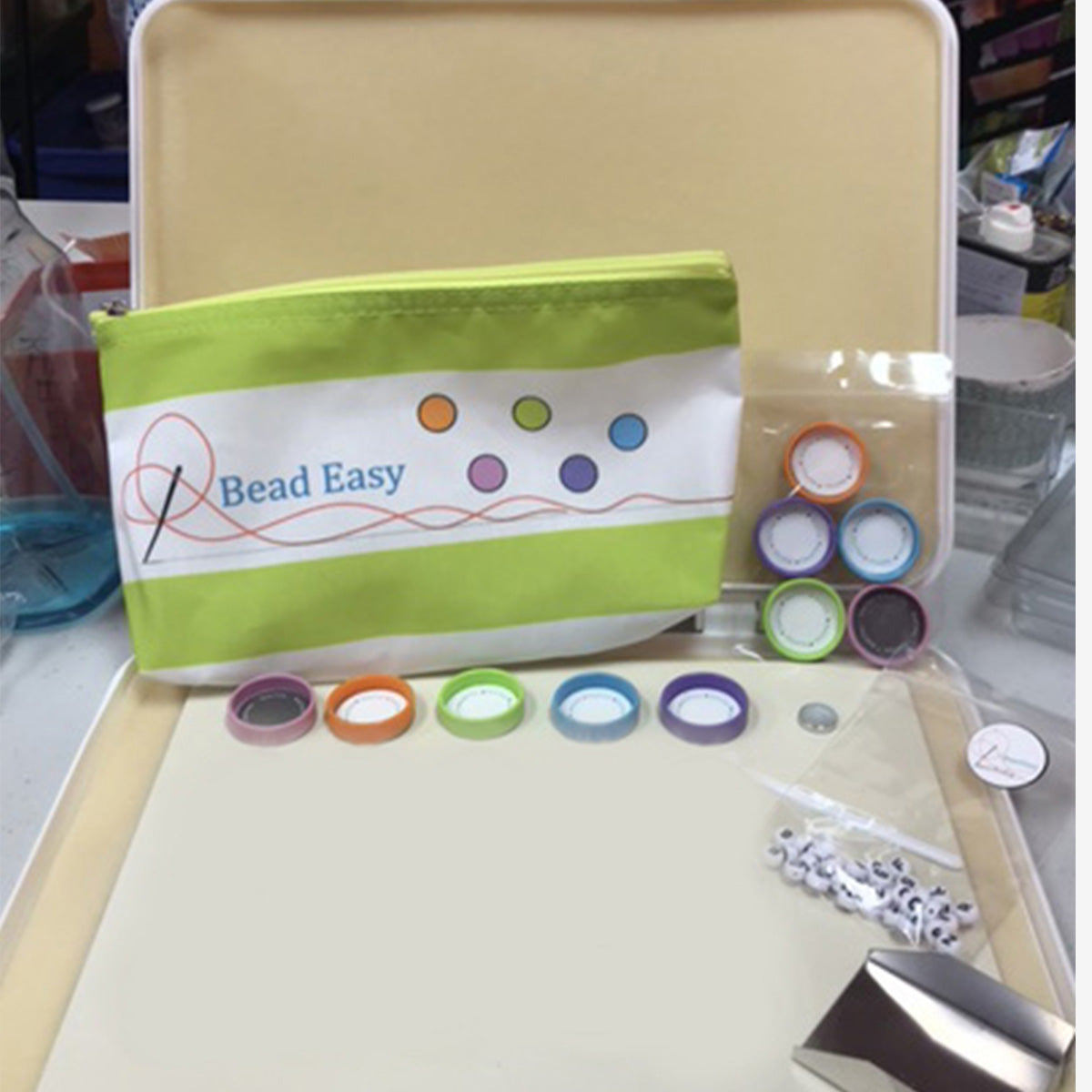 Bead Easy Traveler Set – magnetic bead board with 10 cups and accessories.